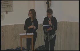 Serena Dandini legge il saluto della madrina Dacia Maraini